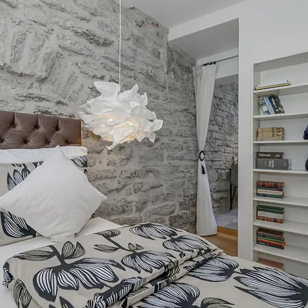 Old Town Romantic Apartment