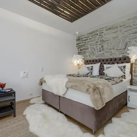 Old Town Romantic Apartment