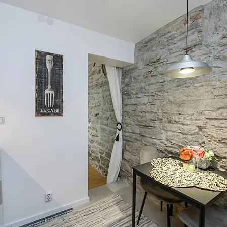 Old Town Romantic * Talin